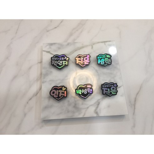 각도에 따라 반짝이는 맞춤형 홀로그램 볼 마커와 볼 도장으로 골프 경기를 더욱 특별하게 만드세요.
