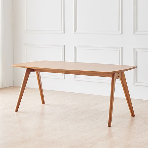 원목의 따뜻함과 세련된 디자인이 조화를 이룬 디어스 식탁