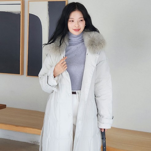 높은 보온성과 스타일리시한 디자인을 갖춘 리얼 폭스퍼 롱패딩 오리털 100 덕다운 코트 겨울 점퍼 [유델]