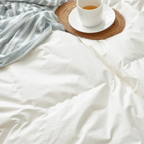 도아드림 코튼 앤 구스 이불로 매일 밤 구름 속 같은 포근함을 느껴보세요.