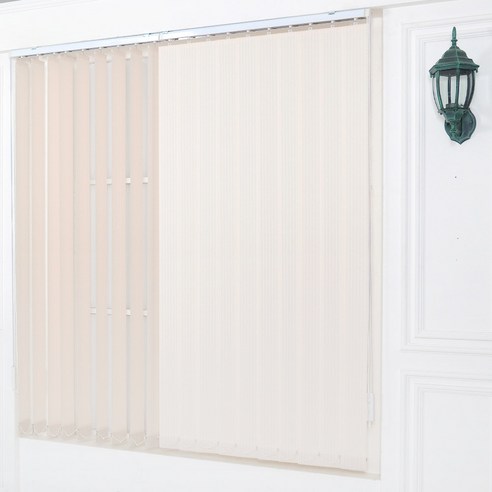 아라크네 버티컬 블라인드로 답답한 공간에 자유를 더하다.