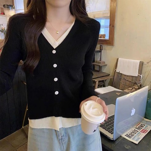 봄과 가을철에 필수적인 편안하고 세련된 메이스 레이어드 브이넥 니트 가디건