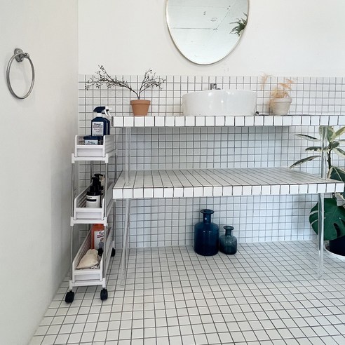 집안의 틈새를 활용해 정원을 개선하고 깔끔하게 유지하는 이동식 틈새 트롤리 선반