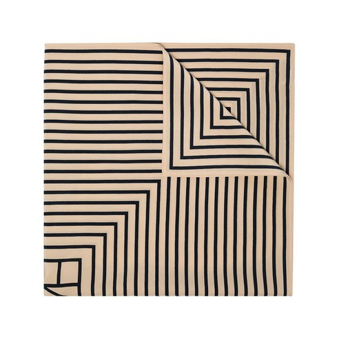 옷장 속 숨은 보석, 토템 모노그램 실크 스카프 하나로 완성하는 겨울 스타일 토템스카프