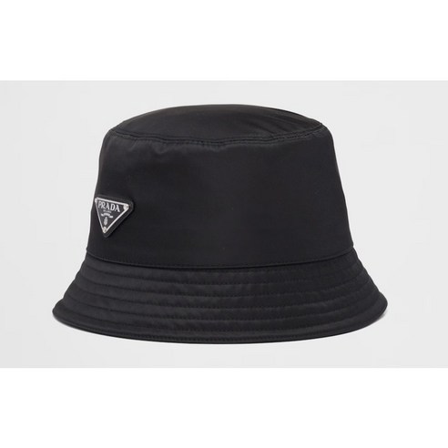 스타일과 실용성을 겸비한, 프라다 버킷 햇으로 완성하는 남자의 여름 프라다모자