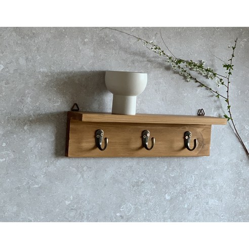 시간을 초월하는 아름다움, 엔틱 키걸이 원목 벽선반으로 완성하는 공간의 품격 엔틱가구