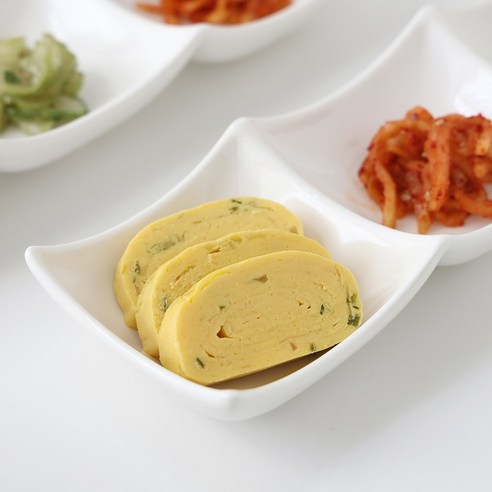 심플 디자인과 실용성을 겸비한 고품격 도자기 나눔 접시, 1+1 특가로 만나보세요!