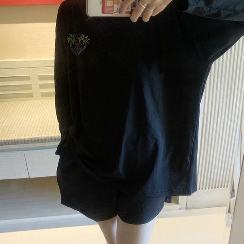 여름 분위기 가득한 애플망고 하와이 레쉬가드로 스타일리시하게 수상 활동을 즐기세요.