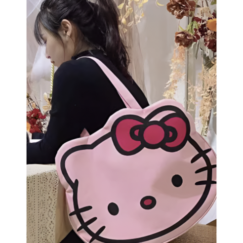 사랑스러움과 실용성을 겸비한 헬로키티 빅 숄더백