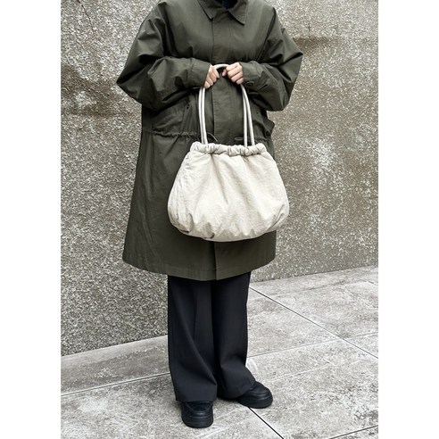 스타일리시하고 기능적인 북마크 여성용 복조리 가방으로 일상의 필수품을 안전하고 세련되게 보관하세요.