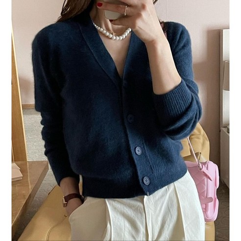 고급소재로 세련된 데일리룩을 연출할 수 있는 [워니쇼룸] 라쿤브이가디건