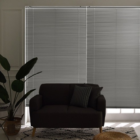 맞춤제작된 아라크네 알루미늄 블라인드로 아름답고 기능적인 창문 공간을 만드세요.