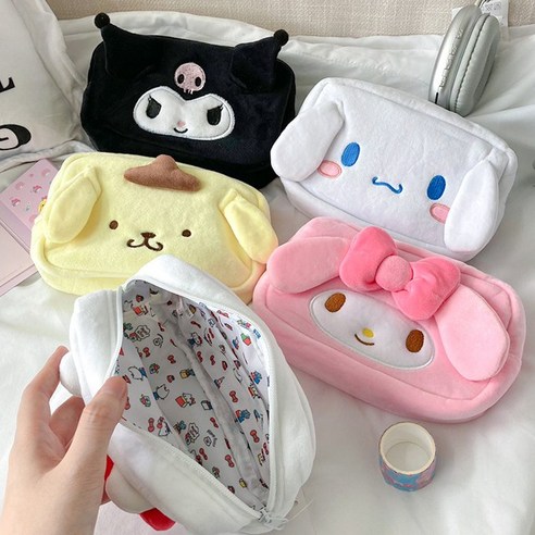 산리오 캐릭터의 사랑스러움과 편리함이 어우러진 귀여운 파우치
