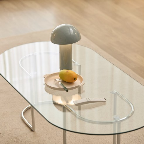 클린 강화유리 타원형 소파 테이블로 거실에 감성과 편리함을 더하다.