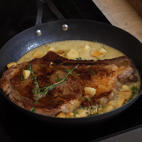 음식의 맛을 극대화하는 블랙스틸 프라이팬