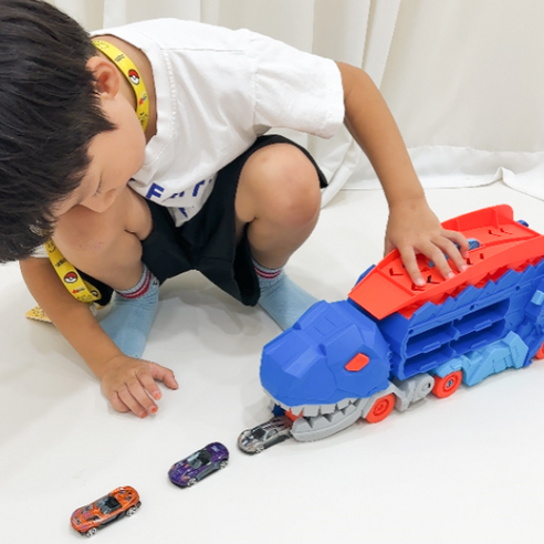 상상력과 즐거움을 한가득 담은 베비몽 우걱우걱 공룡 자동차 카캐리어!