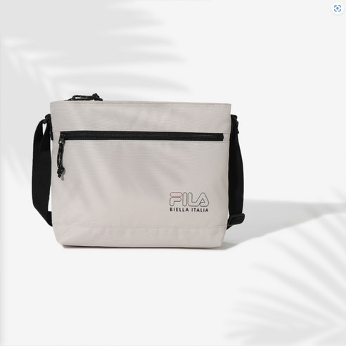 실용성과 스타일을 모두 갖춘 휠라키즈 고학년 크로스백