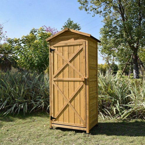 내후성 원목으로 제작된 모던 컨트리 스타일의 조립식 야외 도구 보관함으로 외부 공간에 세련된 정돈된 매력을 더하세요.