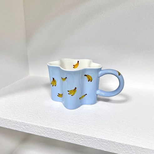 일상에 미소를 더하는 사랑스러운 바나나 머그잔