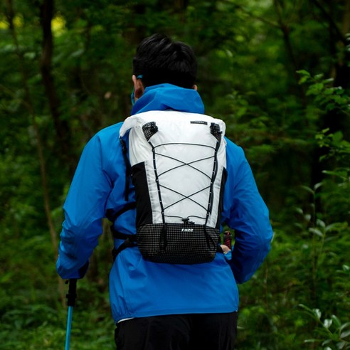 초경량의 편안함과 다양한 기능성을 제공하는 오니지 클레버 V15 등산가방
