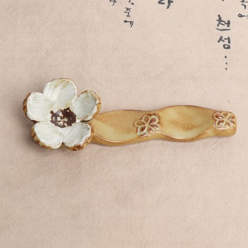 식탁에 피어나는 우아함, 흰꽃 수저받침