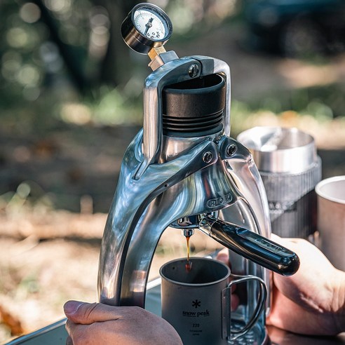 수작업의 미학과 풍부한 에스프레소의 만남