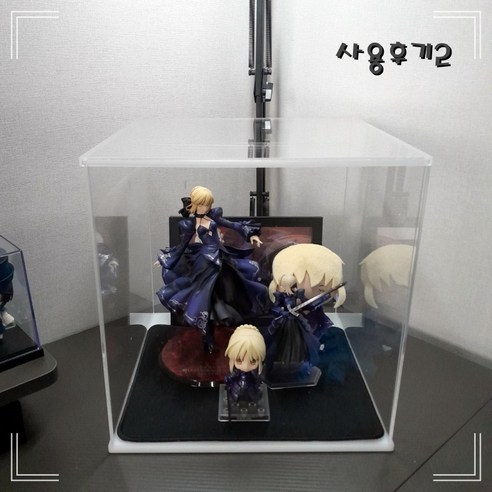 투명한 아크릴 장식장으로 소중한 소장품을 보호하고 전시하세요.