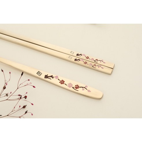 품격과 건강을 담은 선물, 화담 방짜유기 오색설중매 수저세트