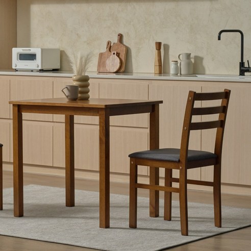 당신의 공간에 온기를 불어넣는 델카 LITE 2인 식탁세트 브라운