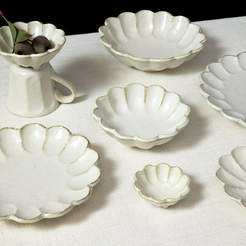 섬세한 아름다움으로 식탁을 물들이는 카네코 코효 링카 원형 접시