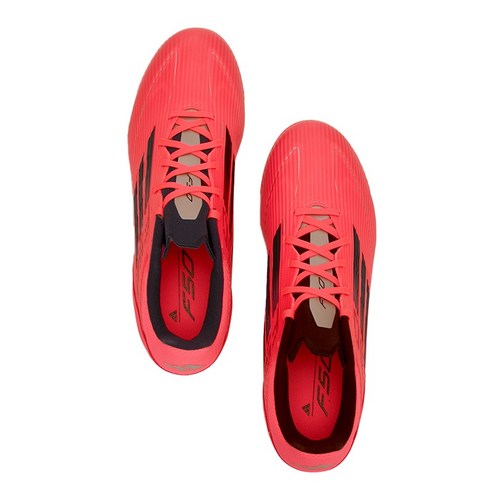 빛처럼 빠른 질주, 아디다스 F50 리그 축구화로 완성하는 승리의 드라마