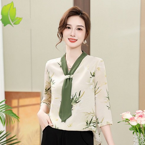 중년 여성을 위한 세련되고 편안한 프린팅 블라우스