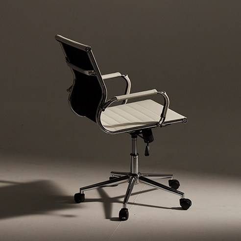 미드센츄리 매력의 세련되고 편안한 사무실 업그레이드