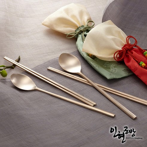 시간을 초월하는 가치, 인현공방 명품 방짜유기수저 세트로 품격을 더하세요.