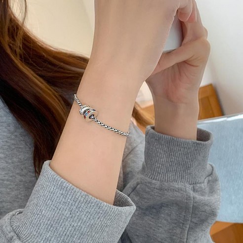 925 메탈 실버 참 장식 은팔찌는 참장식과 메탈 실버의 고급스러움을 느낄 수 있는 제품입니다.