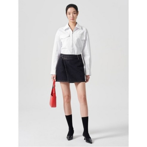 다리 라인을 강조하는 A라인 데님 미니스커트