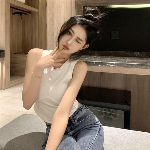 DFMEI 뜨거운 여자 스포츠 작은 캐미솔 여성 봄 디자인 감각 틈새 속옷 민소매 탑 가슴 패드 외부 착용