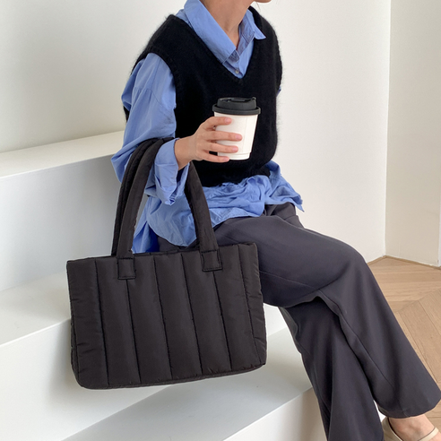 민티즈 스퀘어 세로 퀼팅 누빔백: 세련된 실용성의 완벽한 조화