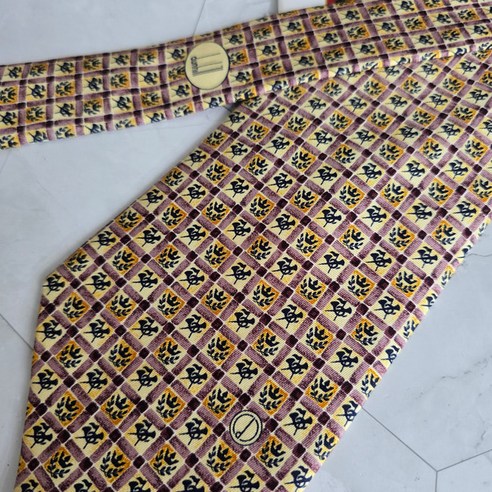 품격 있는 남성을 위한 던힐 넥타이, 성공을 완성하다