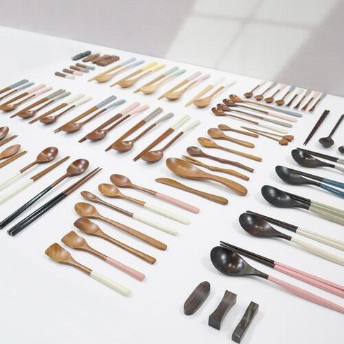 자연의 숨결을 담은 옻칠 나무 수저세트로 식탁에 품격을 더하세요