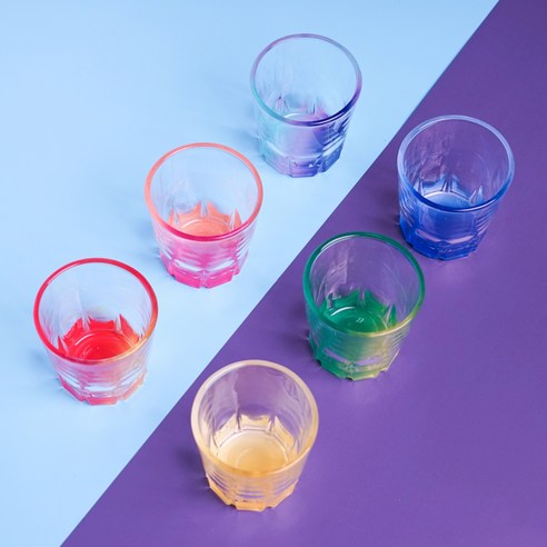 화려하고 독특한 디자인으로 특별한 분위기를 연출하는 소주잔 세트