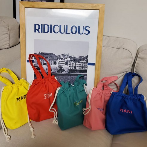 나만의 개성을 담은 컬러풀 이니셜 자수 스트링 백