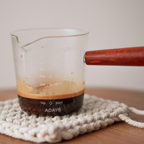 우드 핸들로 우아함을 더한 고품질 에스프레소 샷잔