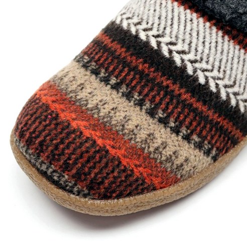 편안함과 스타일이 완벽하게 조화된 콜맨 제노 털 슬리퍼