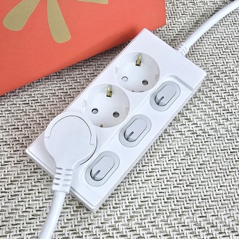 좁은 공간도 깔끔하게! 개별 스위치로 전기세까지 절약하는 슬림 멀티탭