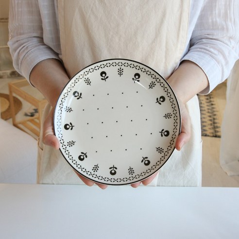 일상에 예술을 더하는 이자와 피크 접시