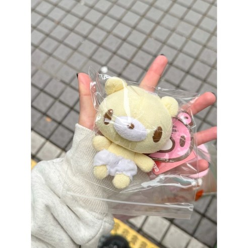 몽환적인 매력의 글루미베어 키링으로 일상에 특별함을 더하세요.