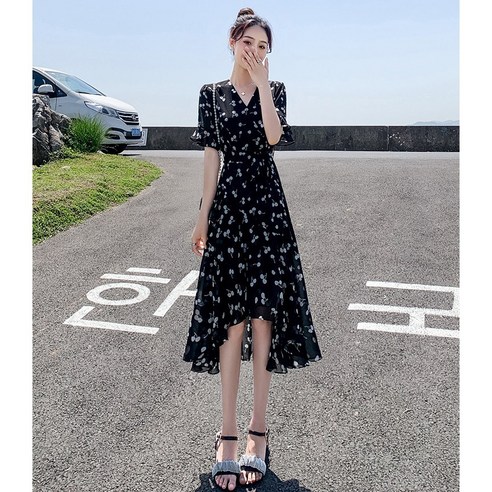 햇살 아래에서 빛나는 우아하고 편안한 여성 여름원피스