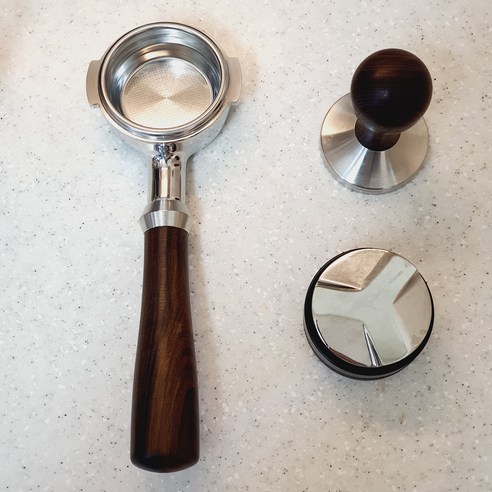 바텀리스 포터필터로 채널링을 방지하고 커피의 진정한 맛을 끌어내세요.