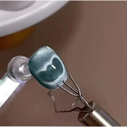 손끝에 피어나는 사랑, 하트 자석 네일로 특별한 하루를